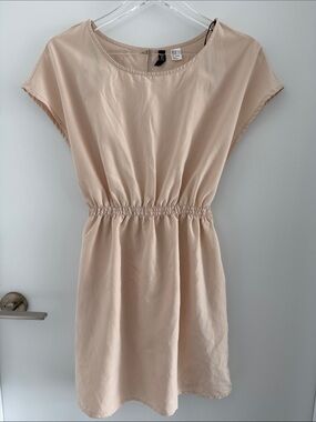 NWOT - Dividend - Women’s Scoop Neck Elastic Waist Dress with Pockets - Cream